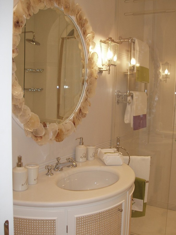 Lo specchio e il lavabo