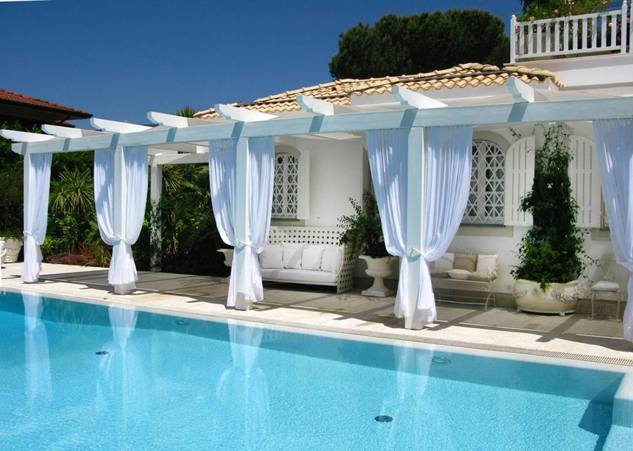 La piscina e il portico